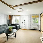 The West Barn Near Bath, Sleeps 24 And 2 Hot Tubs 度假居