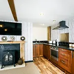 The West Barn Near Bath, Sleeps 24 And 2 Hot Tubs * 布里斯托