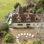 The West Barn Near Bath, Sleeps 24 And 2 Hot Tubs Holiday home