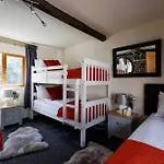 The West Barn Near Bath, Sleeps 24 And 2 Hot Tubs Holiday home