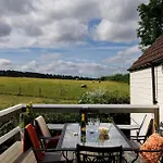 The West Barn Near Bath, Sleeps 24 And 2 Hot Tubs Holiday home