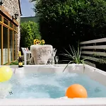 The West Barn Near Bath, Sleeps 24 And 2 Hot Tubs Holiday home *