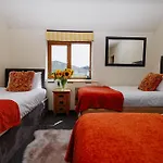 The West Barn Near Bath, Sleeps 24 And 2 Hot Tubs Holiday home