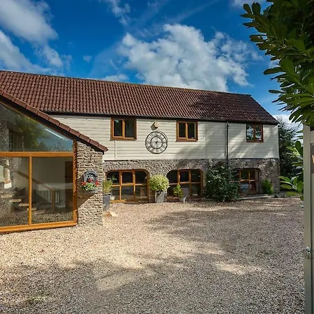 Hébergement de vacances The West Barn Near Bath, Sleeps 24 And 2 Hot Tubs *
