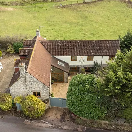 The West Barn Near Bath, Sleeps 24 And 2 Hot Tubs