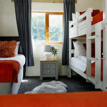 Hébergement de vacances The West Barn Near Bath, Sleeps 24 And 2 Hot Tubs *