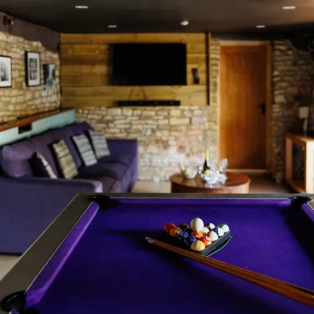 The West Barn Near Bath, Sleeps 24 And 2 Hot Tubs Hébergement de vacances