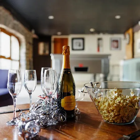The West Barn Near Bath, Sleeps 24 And 2 Hot Tubs בריסטול