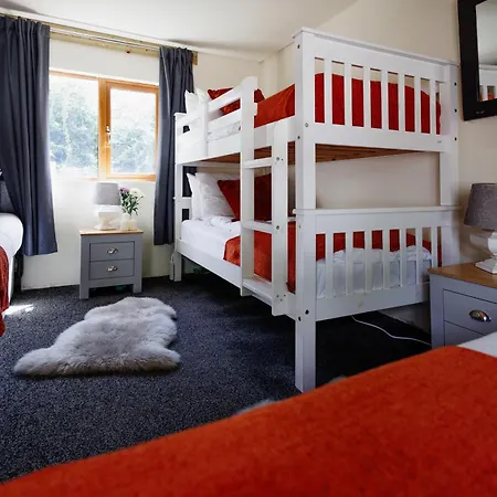 Hébergement de vacances The West Barn Near Bath, Sleeps 24 And 2 Hot Tubs *