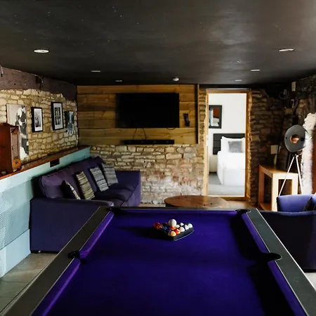The West Barn Near Bath, Sleeps 24 And 2 Hot Tubs בריסטול