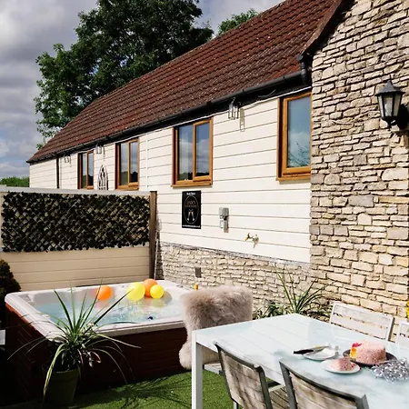 The West Barn Near Bath, Sleeps 24 And 2 Hot Tubs Ferienhaus *