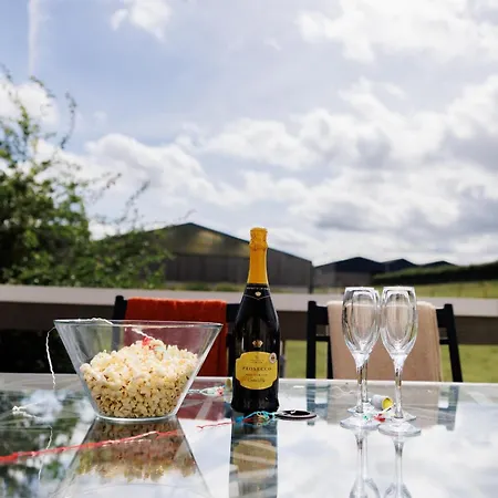 Dom wakacyjny The West Barn Near Bath, Sleeps 24 And 2 Hot Tubs Bristol