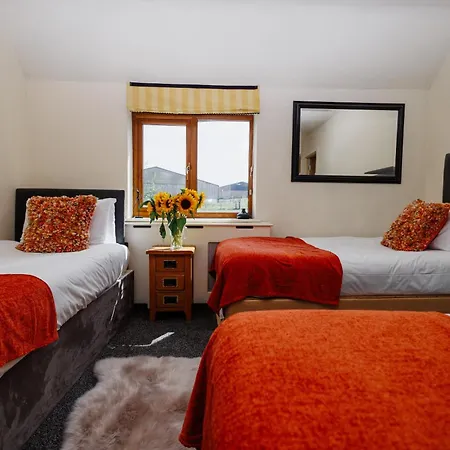 The West Barn Near Bath, Sleeps 24 And 2 Hot Tubs Hébergement de vacances
