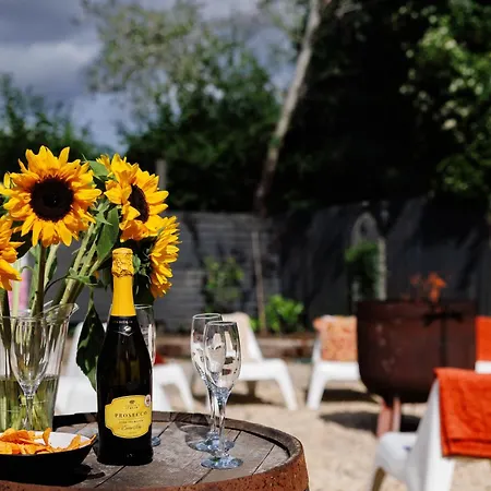 The West Barn Near Bath, Sleeps 24 And 2 Hot Tubs Hébergement de vacances Bristol