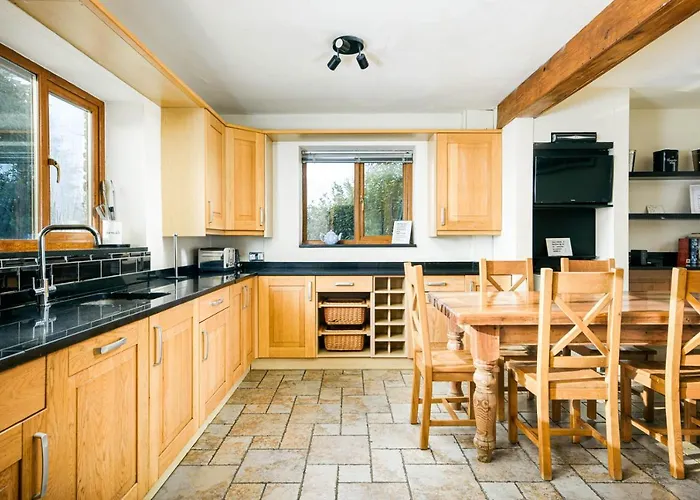 The West Barn Near Bath, Sleeps 24 And 2 Hot Tubs Ferienhaus *