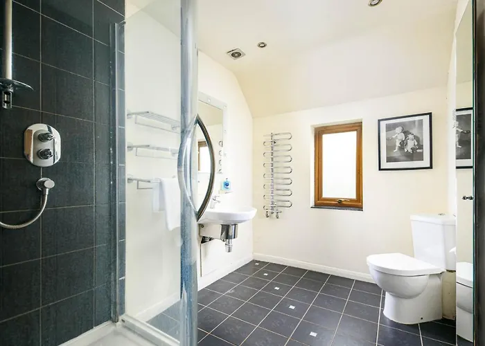 The West Barn Near Bath, Sleeps 24 And 2 Hot Tubs Ferienhaus *