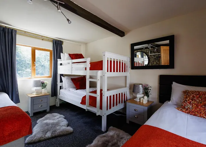 The West Barn Near Bath, Sleeps 24 And 2 Hot Tubs Ferienhaus