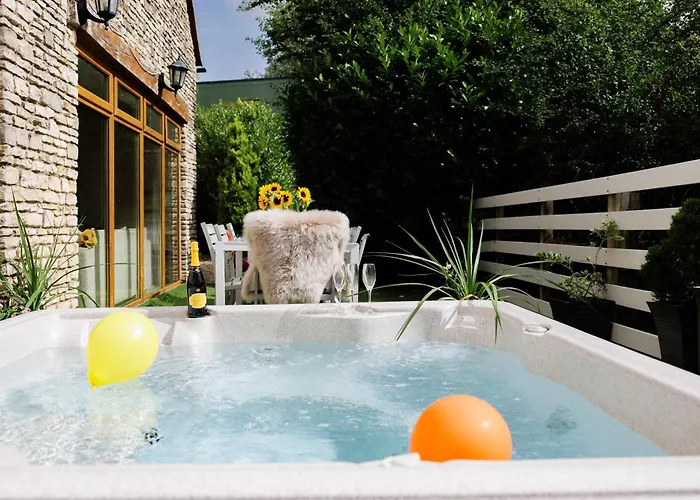The West Barn Near Bath, Sleeps 24 And 2 Hot Tubs Casa de Férias *