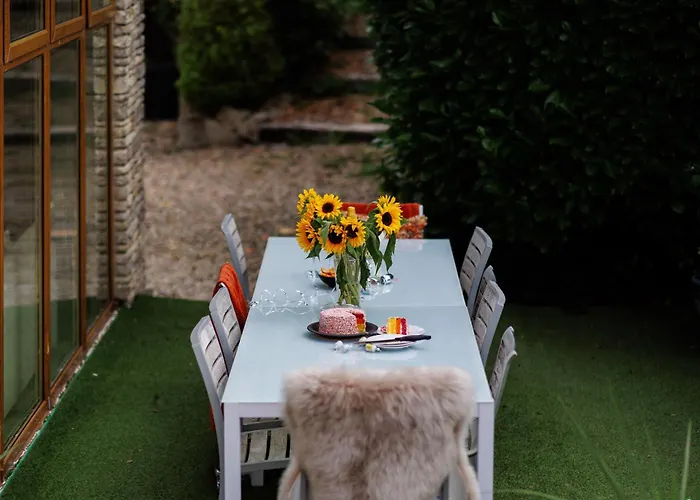 The West Barn Near Bath, Sleeps 24 And 2 Hot Tubs Ferienhaus *