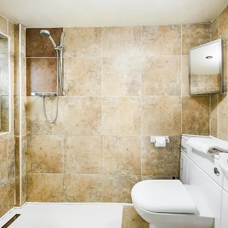 Сasa de vacaciones The West Barn Near Bath, Sleeps 24 And 2 Hot Tubs Bristol