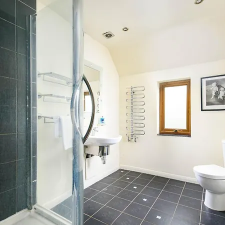 The West Barn Near Bath, Sleeps 24 And 2 Hot Tubs Vakantiehuis *