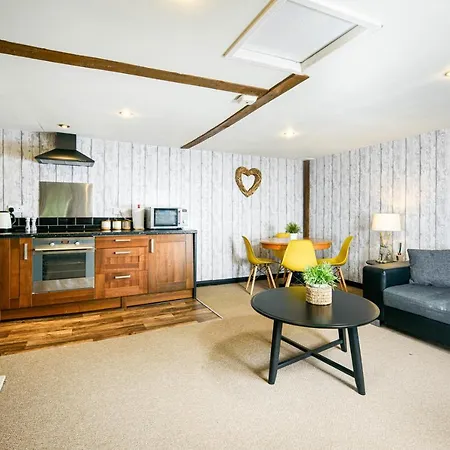 The West Barn Near Bath, Sleeps 24 And 2 Hot Tubs * Бристоль