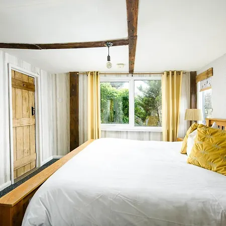 The West Barn Near Bath, Sleeps 24 And 2 Hot Tubs Сasa de vacaciones