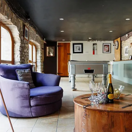 The West Barn Near Bath, Sleeps 24 And 2 Hot Tubs Vakantiehuis *