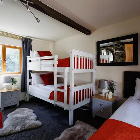 The West Barn Near Bath, Sleeps 24 And 2 Hot Tubs Сasa de vacaciones