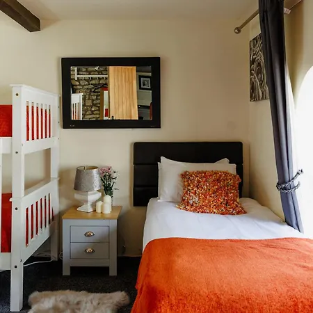 Сasa de vacaciones The West Barn Near Bath, Sleeps 24 And 2 Hot Tubs *