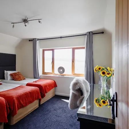 The West Barn Near Bath, Sleeps 24 And 2 Hot Tubs *