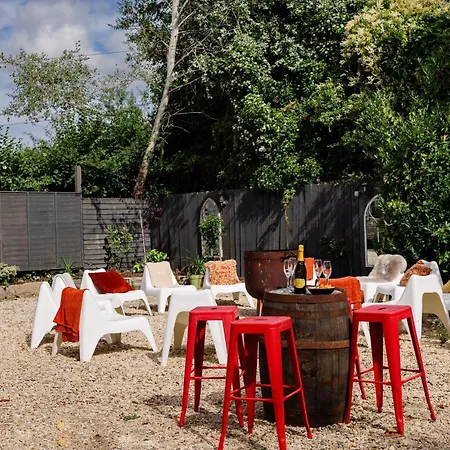 The West Barn Near Bath, Sleeps 24 And 2 Hot Tubs Сasa de vacaciones