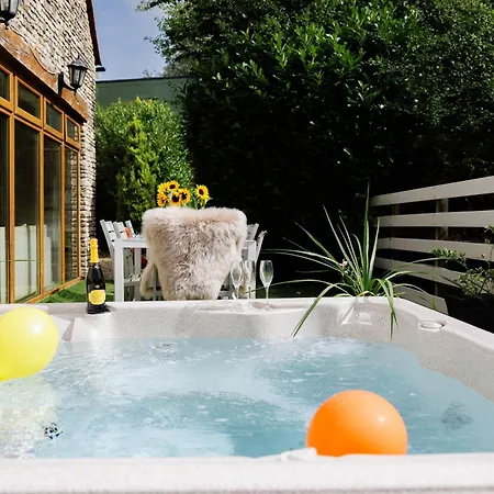 The West Barn Near Bath, Sleeps 24 And 2 Hot Tubs Vakantiehuis *