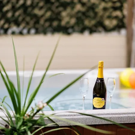 The West Barn Near Bath, Sleeps 24 And 2 Hot Tubs * Bristol