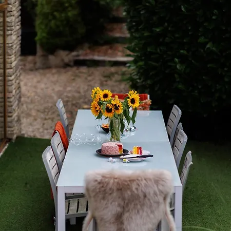 The West Barn Near Bath, Sleeps 24 And 2 Hot Tubs Vakantiehuis *