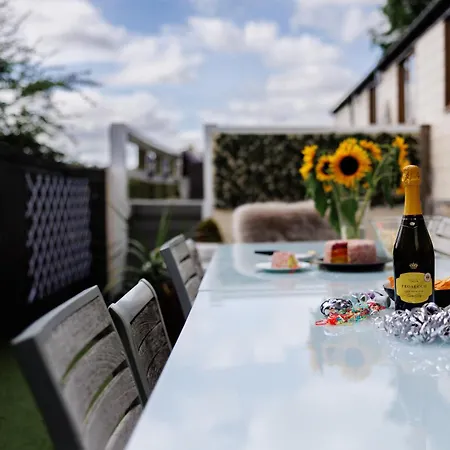 The West Barn Near Bath, Sleeps 24 And 2 Hot Tubs