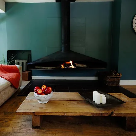 Будинок відпочинку The West Barn Near Bath, Sleeps 24 And 2 Hot Tubs Бристоль