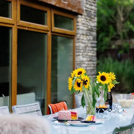 The West Barn Near Bath, Sleeps 24 And 2 Hot Tubs *