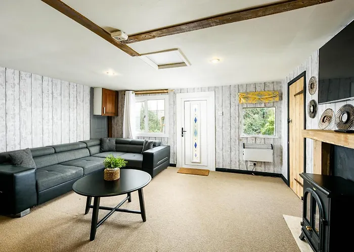 The West Barn Near Bath, Sleeps 24 And 2 Hot Tubs Semesterbostad