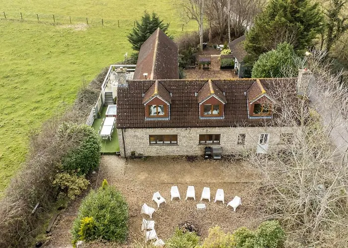 The West Barn Near Bath, Sleeps 24 And 2 Hot Tubs Holiday home