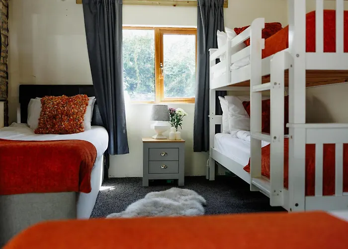 Semesterbostad The West Barn Near Bath, Sleeps 24 And 2 Hot Tubs *