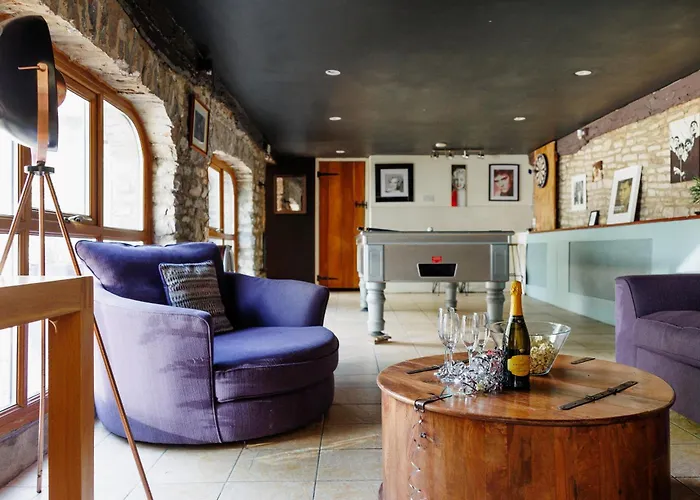 The West Barn Near Bath, Sleeps 24 And 2 Hot Tubs Holiday home *