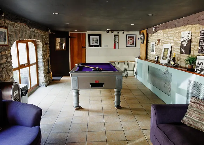 Semesterbostad The West Barn Near Bath, Sleeps 24 And 2 Hot Tubs