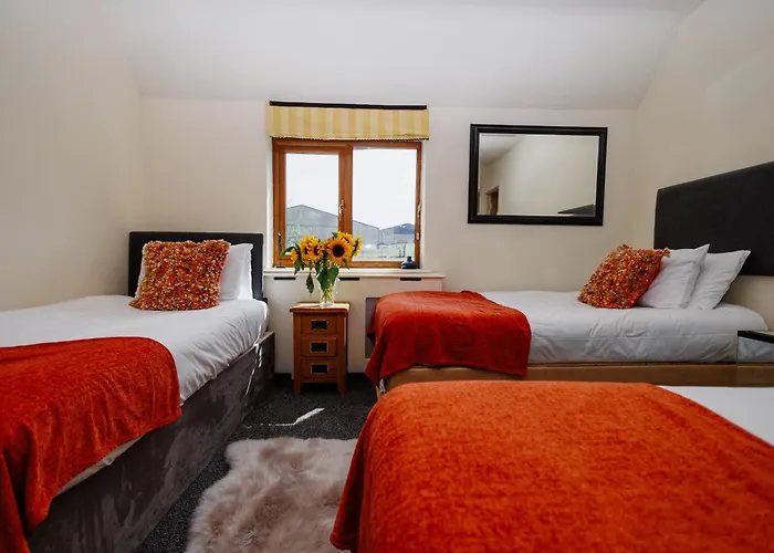 The West Barn Near Bath, Sleeps 24 And 2 Hot Tubs Holiday home